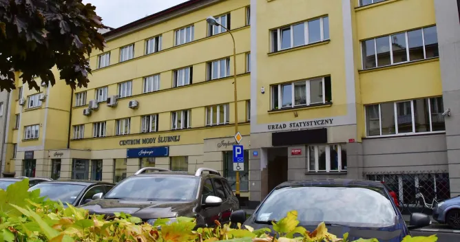 Budynek – siedziba Urzędu Statystycznego w Rzeszowie. Podłużny 3-pietrowy budynek z elewacją w kolorze żółtym.